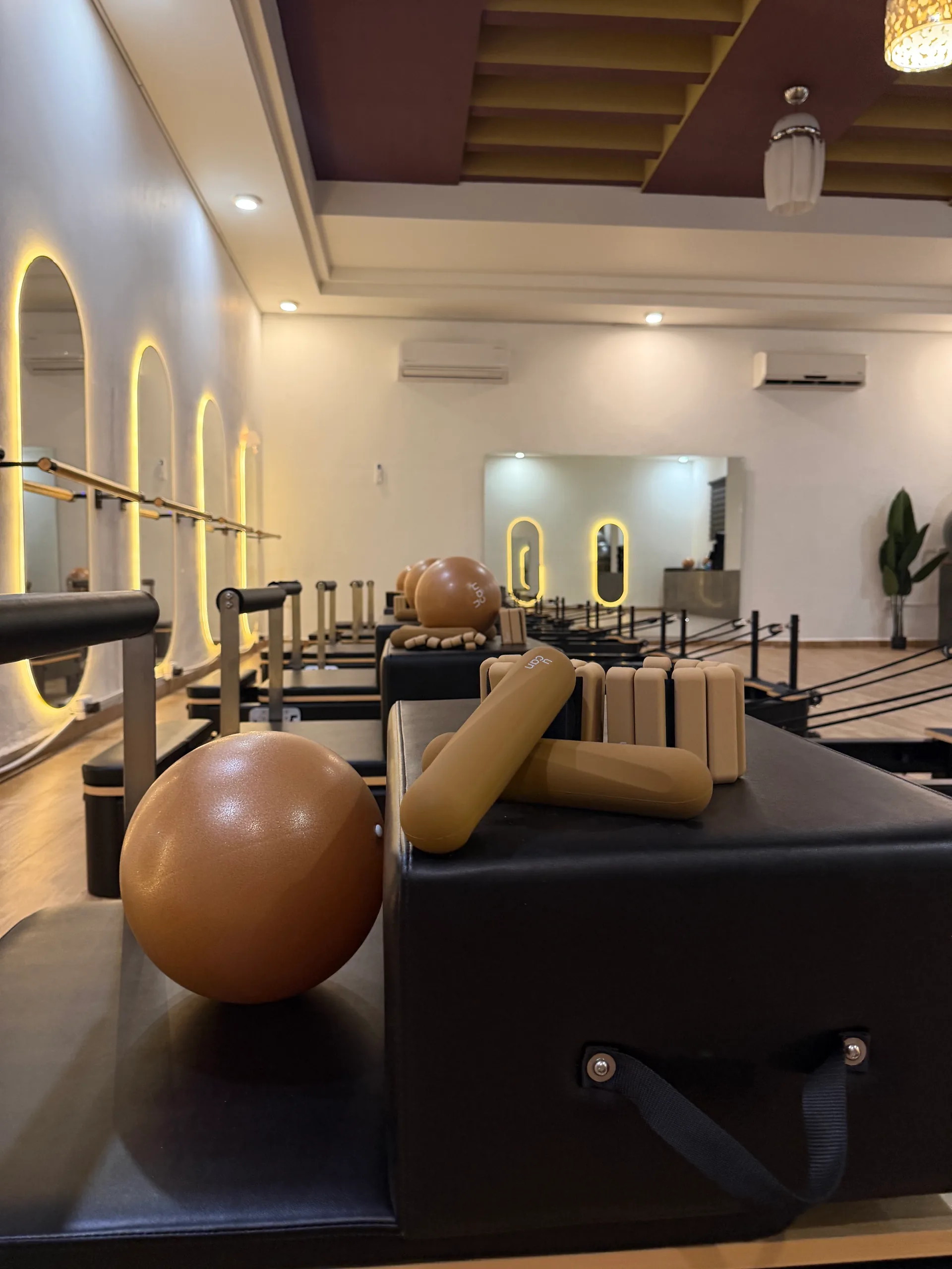 Estudio Elevé Pilates con reformers y espacio para clases